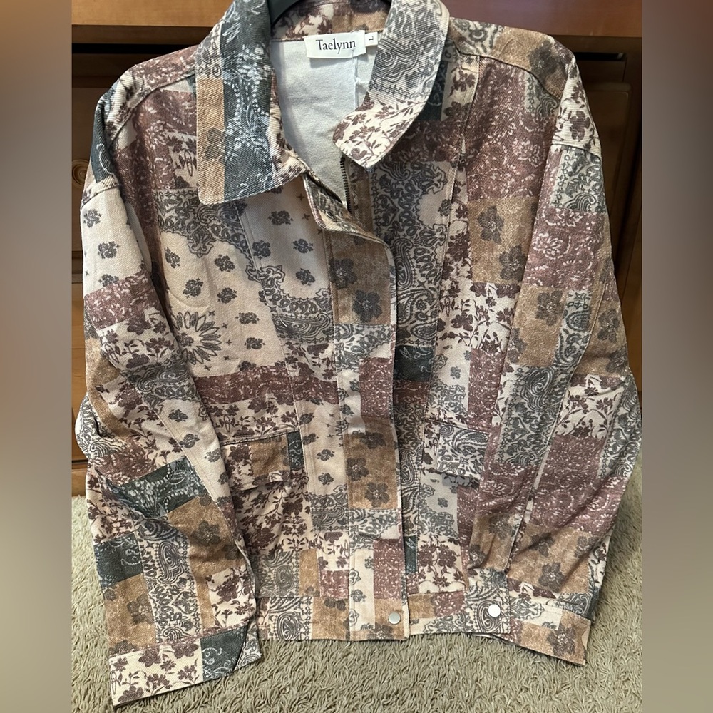 NWOT TAELYN FLORAL DENIM JACKET